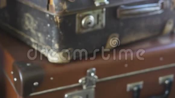 城堡旧撕破的手提箱变焦相机视频的预览图