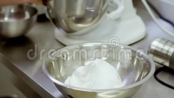 碗里放白色鲜奶油视频的预览图