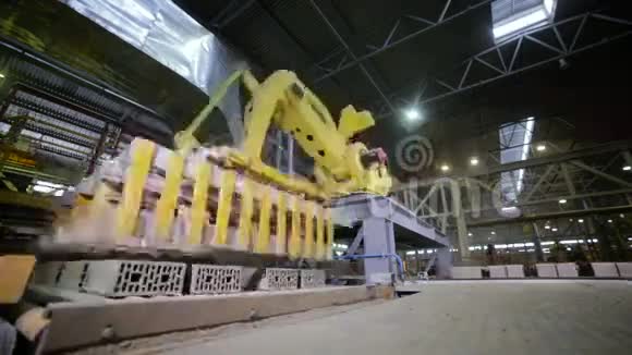 现代工业自动化机器人手臂装配产品时光流逝视频的预览图