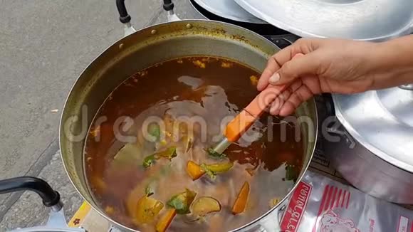 辣咖喱肉和辣椒的慢动作视频的预览图