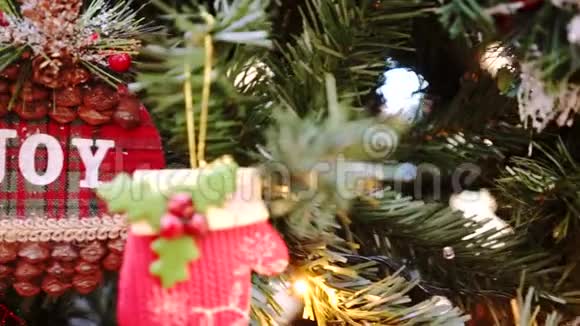 商场圣诞树上的圣诞装饰品视频的预览图