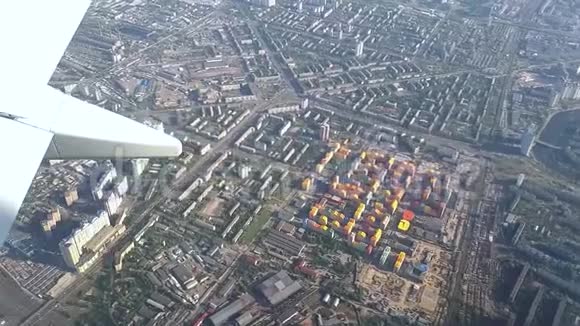 乘飞机飞越基辅市中心视频的预览图