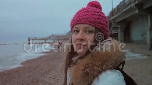 年轻的女人看着大海冬天视频的预览图