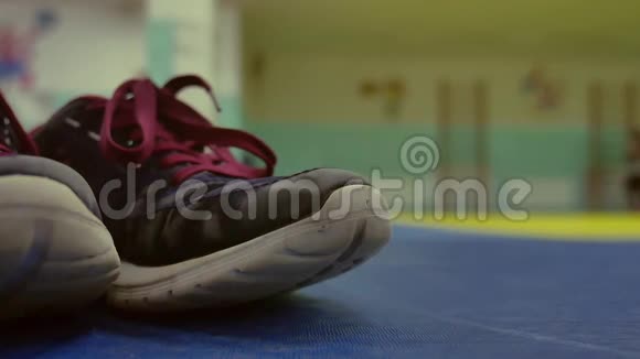 运动鞋在健身房的垫子上背景中跑女孩热身模糊背景概念室内运动视频的预览图