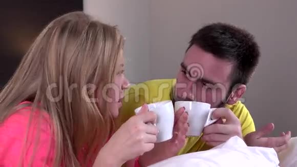 年轻快乐的多情夫妻喝咖啡或茶视频的预览图