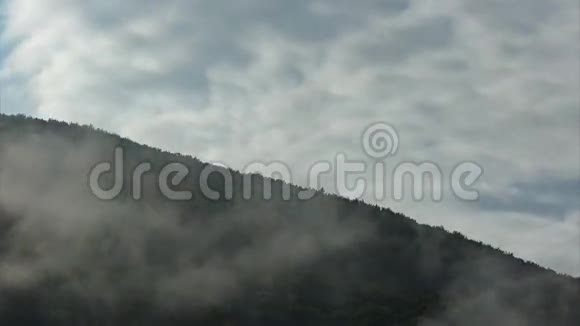 时间流逝山坡在雾中视频的预览图