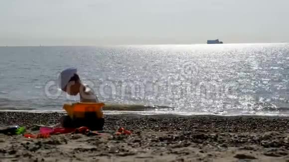 在英国海边玩沙滩游戏的少年视频的预览图