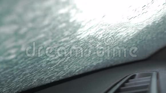 雪在汽车挡风玻璃上解冻延时录像视频的预览图