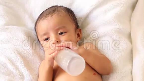 刚出生的小男孩从瓶子里喝牛奶视频的预览图