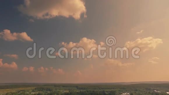 俄罗斯风景和云层的鸟瞰图视频的预览图