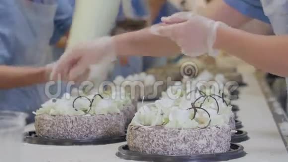 烹饪专家的手厨师烹饪蛋糕糕点管在蛋糕上铺上麦林果视频的预览图