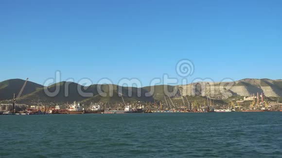 俄罗斯大型港口Novorossiysk货物和石油码头货船进入港口视频的预览图