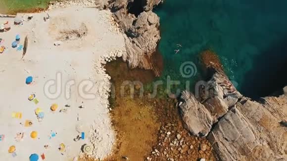 海浪和悬崖的空中射击尼古拉岛岩石海岸无人机镜头视频的预览图