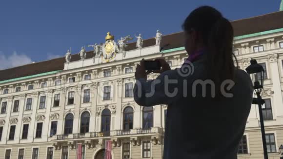 女人在电话里拍摄历史建筑视频的预览图
