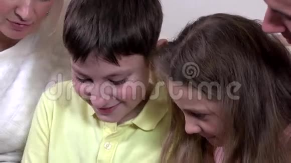 快乐的小孩在家玩平板电脑视频的预览图