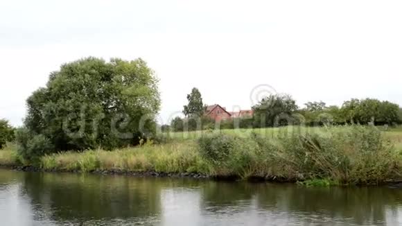 夏天沿着哈维尔河行驶流经德国勃兰登堡的主河的小侧臂视频的预览图