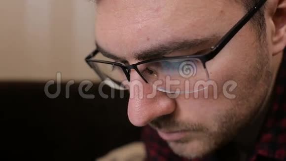 一个戴眼镜的年轻人用平板电脑工作的肖像视频的预览图