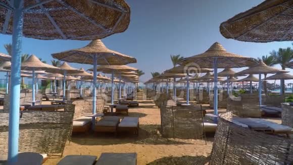 清晨一片荒无人烟的海滩沙滩伞和日光浴都空了视频的预览图