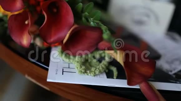沙发上放着一束美丽的玫瑰花视频的预览图