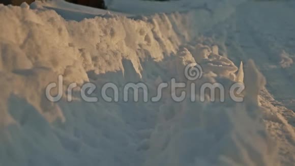 白色雪车轮上的车辙冬季落雪日落后路上积雪覆盖视频的预览图