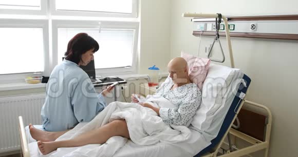 女病人在医院与朋友视频的预览图