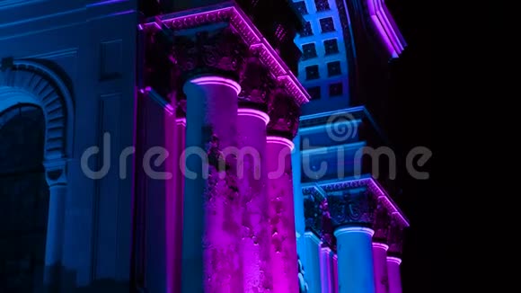 圣迈克尔大天使教堂索伯拉斯在自由大道考纳斯的夜晚被色彩照亮的平滑滑射视频的预览图