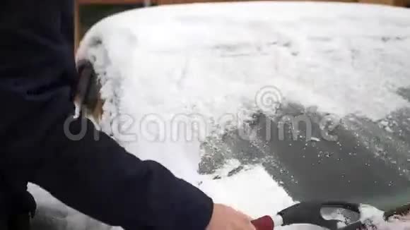 清洁雪机上的玻璃视频的预览图