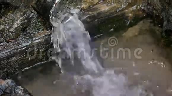 泉水从碗里的管子里涌出视频的预览图