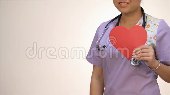 亚洲女护士拿着纸心视频的预览图