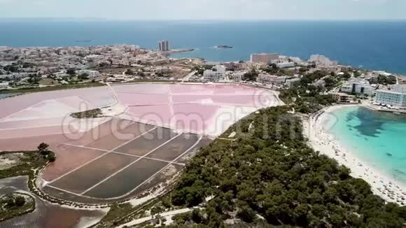 科洛尼亚圣乔迪马略卡西班牙令人惊叹的无人机空中景观村庄粉红色盐滩和海滩埃斯坦尼斯视频的预览图