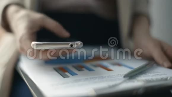 商务人士投资顾问分析公司年度财务报告平衡表并编制文件视频的预览图