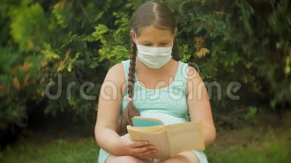 戴着呼吸器的可爱女孩在公园的长椅上看书视频的预览图