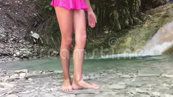 少女穿着泳衣在湖边的山间瀑布里洗澡少年少年少年视频的预览图