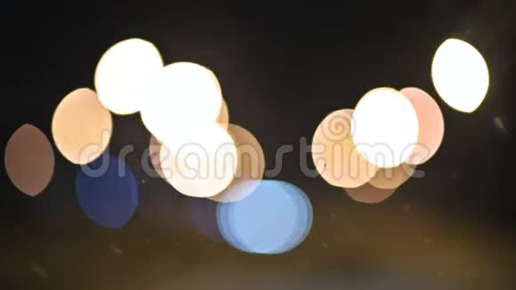 夜城的彩色bokeh灯移动圆圈的交通灯标志分散注意力的夜晚亮点视频的预览图