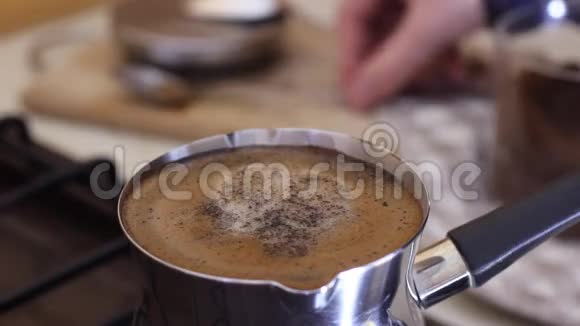 瓦朗蒂娜巧克力中带心的卡布奇诺早上咖啡特写为顾客准备的黑麦咖啡饮料视频的预览图