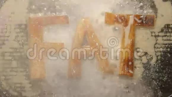 脂肪字母在锅蒸和油中煎油俯视视频的预览图