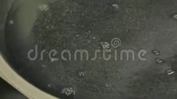 黑色鱼子酱用水冲洗视频的预览图