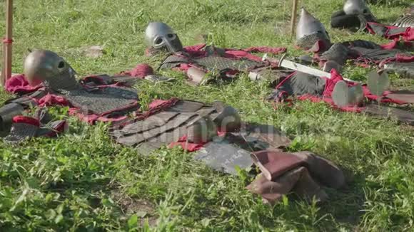 古代士兵在节日战斗重现前的盔甲观视频的预览图