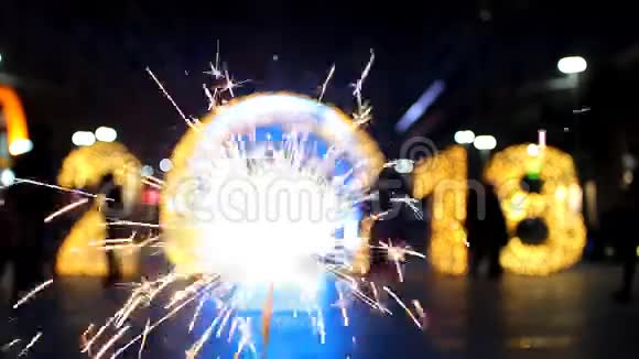 2018年在城市景观背景下用灯牌点燃风景的火花视频的预览图
