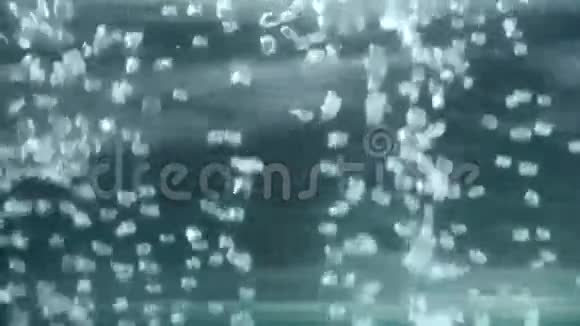 沸腾的水气泡意大利面掉进沸水里漂亮的钢制背景视频的预览图