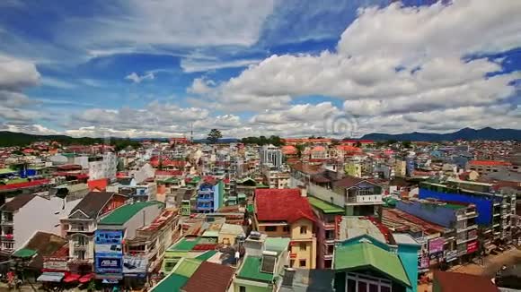 越南度假城市屋顶街道的上景视频的预览图