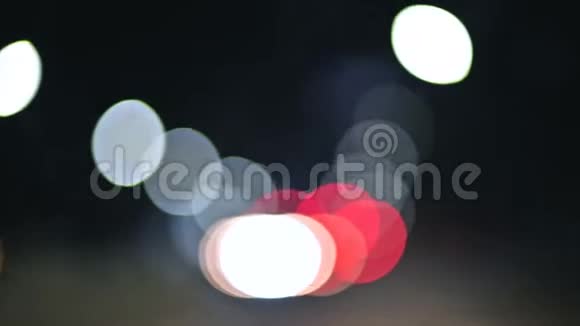 夜间乡村道路上的彩灯公路交通灯的移动圆圈散焦夜路视频的预览图