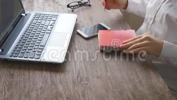 男子手臂在自然硬木桌上敲键盘视频的预览图