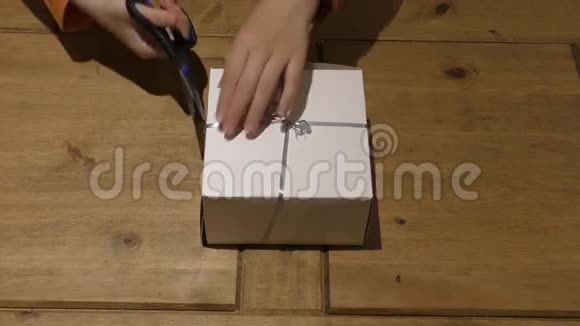 带蛋糕的盒子开箱的过程视频的预览图