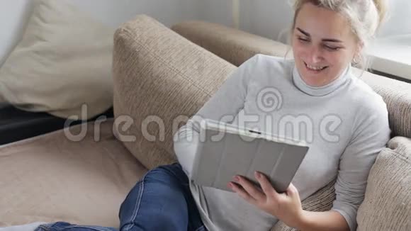 成年女性使用平板电脑视频的预览图