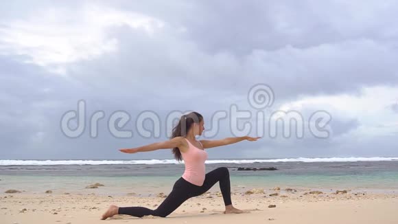 做瑜伽的女人海洋背景视频的预览图