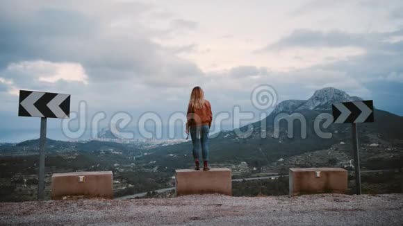 金发女孩在山里旅行视频的预览图