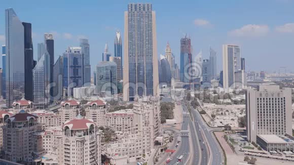 阿联酋迪拜市区和金融区的空中景观摩天大楼和高速公路视频的预览图