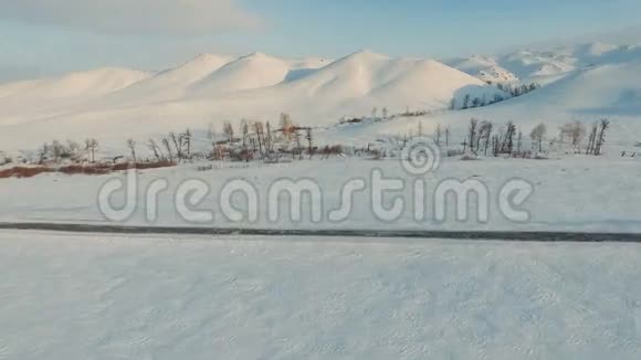 飞越一条冬天的路到山上视频的预览图
