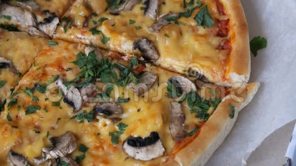 披萨刀用绿色鸡肉蘑菇和双奶酪切块披萨近距离观看视频的预览图